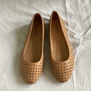 Classique Women's Brown Cutout Flats